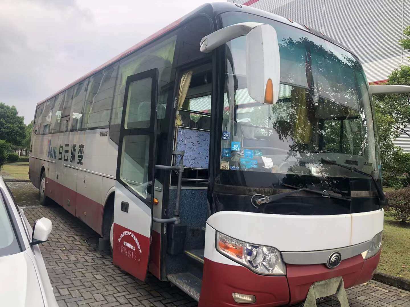 Yutong 6127 55/63 seats